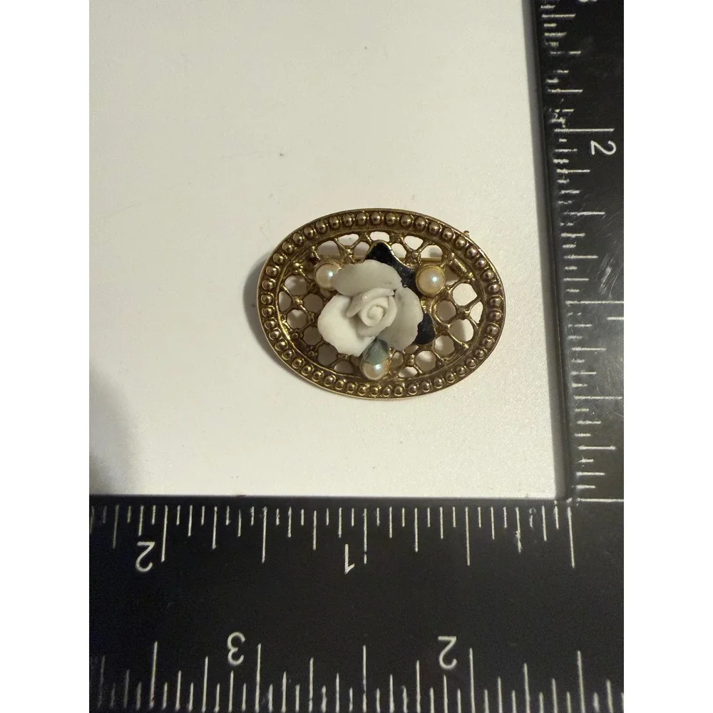 Vintage Gold Tone Oval Brooch White‎ Porcelain Rose Faux Pearl Lattice Pin